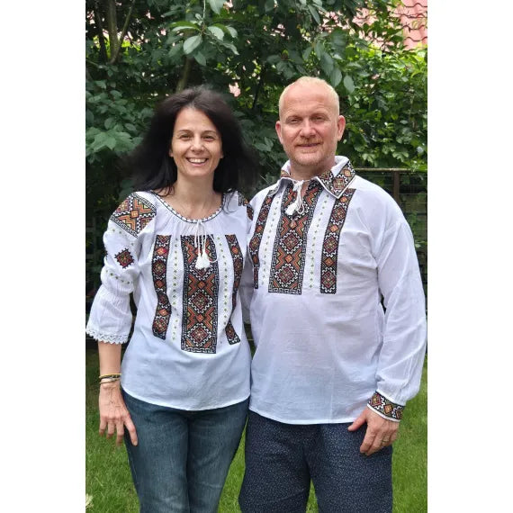 Бродирани ризи за мъж и жена с еднакви шевици.06